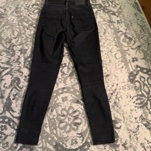 Black Levi’s skinny jeans